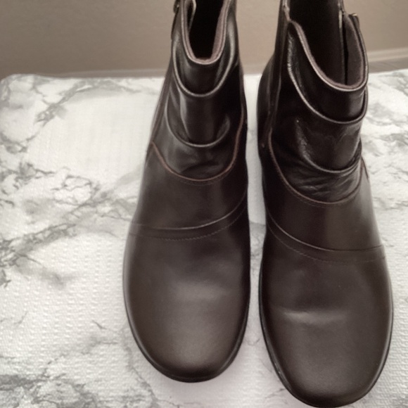 Clarks Booties NIB size 9.5W - Picture 2 of 10